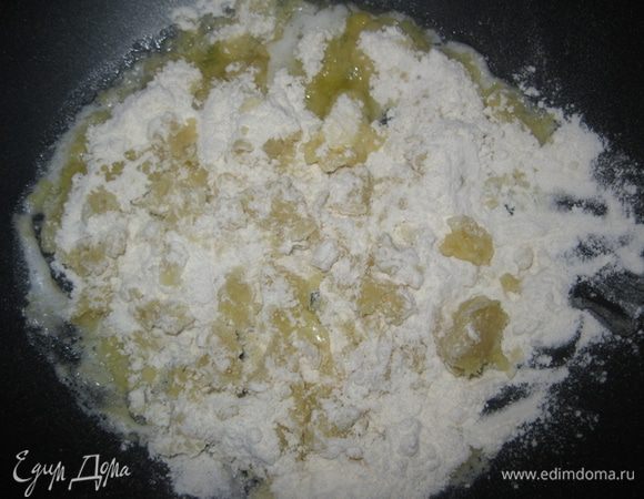 Сливочное масло или маргарин растопить, спассеровать на нем муку, слегка охладить.