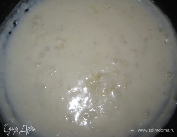 Развести молоком, проварить соус 5-7 минут, перемешивая. Слегка охладить.