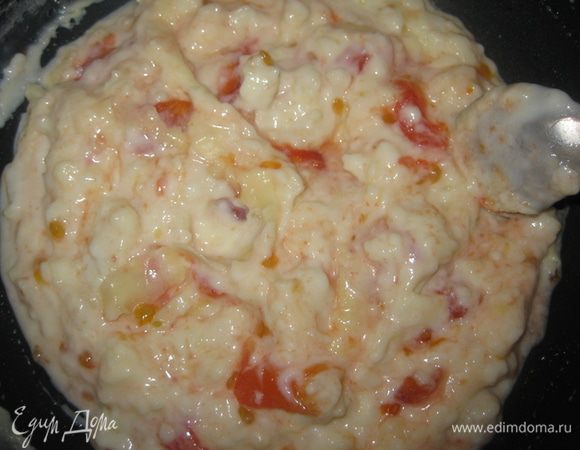 Добавить измельченный консервированый помидор или мелко порезаные свежий. 