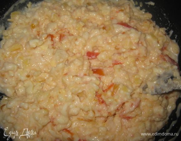 Потереть сыр. Добавить сыр и перемешать. Добавить рубленую зелень. Посолить, поперчить.