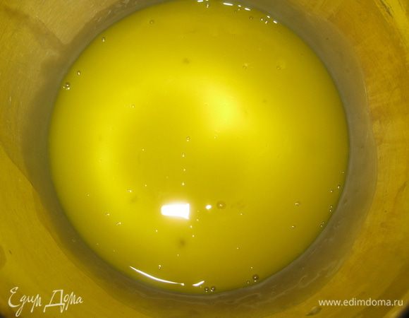 Взбить желтки.