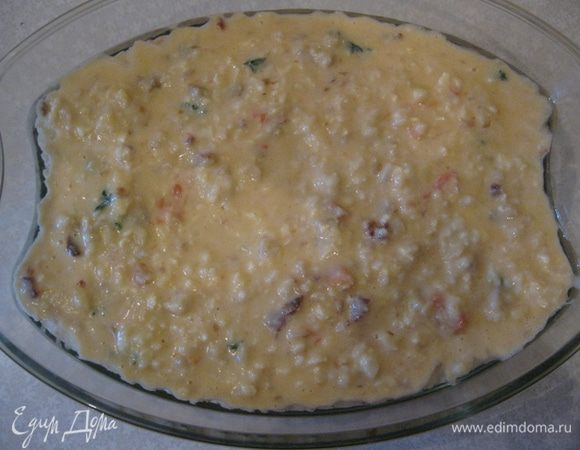 Форму смазать маслом и вылить в нее массу. У меня большая овальная форма, объемом 2,95 л. Выпекать пирог в духовке до образования золотистой корочки, около 20 минут.
