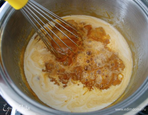 Теперь снять кастрюлю с огня и добавить сливки (тоже комнатной температуры). Снова не пугаться, когда масса запузырится. Просто аккуратно размешать.