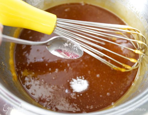 В конце добавить чайную ложку соли, перемешать и дать карамели постоять, остыть 10-15 минут. Не переживайте, если поначалу она Вам покажется немного жидковатой. Больше уваривать ничего не надо! Карамель при остывании станет как раз нужной консистенции! )))