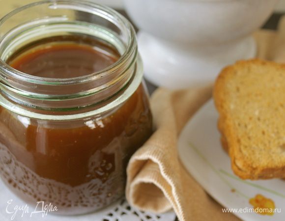 Затем перелить в баночку и использовать по желанию... У меня получилась одна баночка на 300 мл! Вообще карамель становится очень приятной, нежно-шелковистой консистенции!... А окончательно остыв, такое ощущение, что она становится еще мягче...