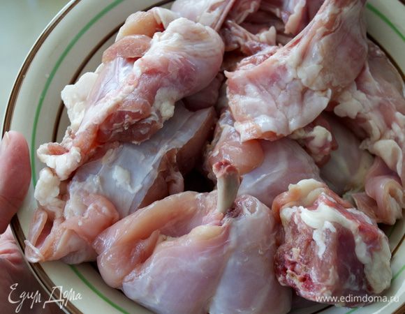 Подготовить кролика. Вымыть и разрезать на порционные куски.  