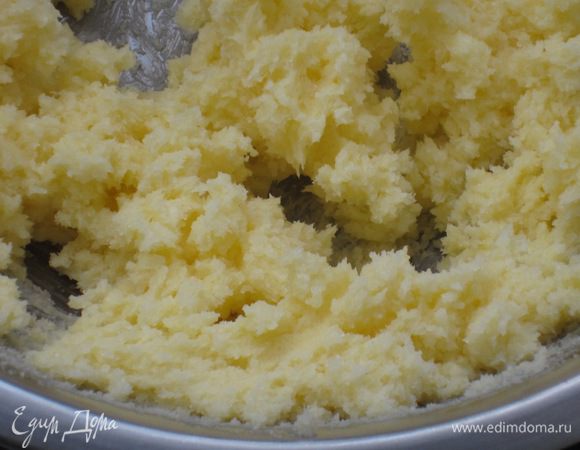 Взбить сливочное масло комнатной температуры с сахаром.