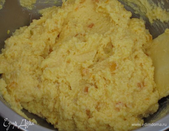 Ввести яйца, просеянную муку с разрыхлителем, щепотку соли, лимонную цедру, сок и цедру апельсина, цукаты. Тщательно перемешать.