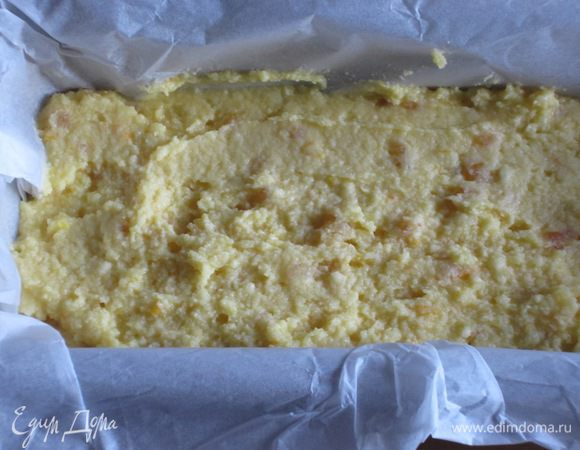 Выложить тесто в форму с пергаментом и выпекать в разогретой до 180 °С духовке 35 минут (до сухой шпажки).