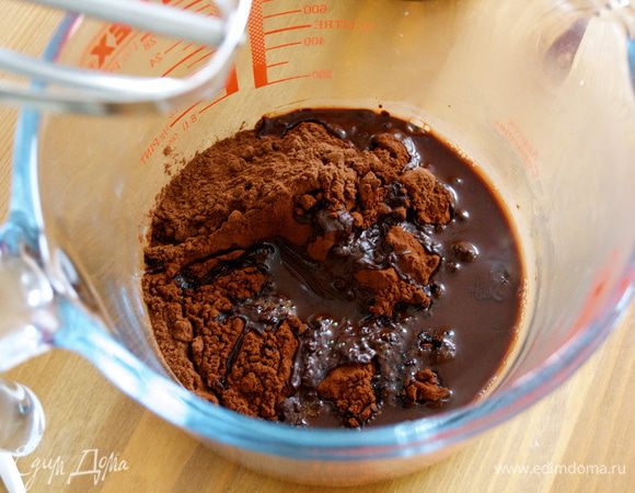 В отдельной миске взбить ручным миксером какао-порошок с водой (4 ст.л.)....