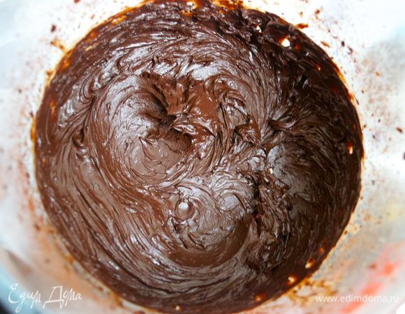 ...до получения густой пасты (этот процесс помогает усилить интенсивность шоколадного вкуса). Масса должна получиться примерно такой консистенции.  