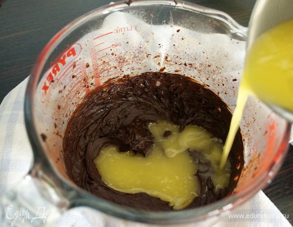 Сливочное масло растопить и добавить к шоколадной массе. Перемешать.