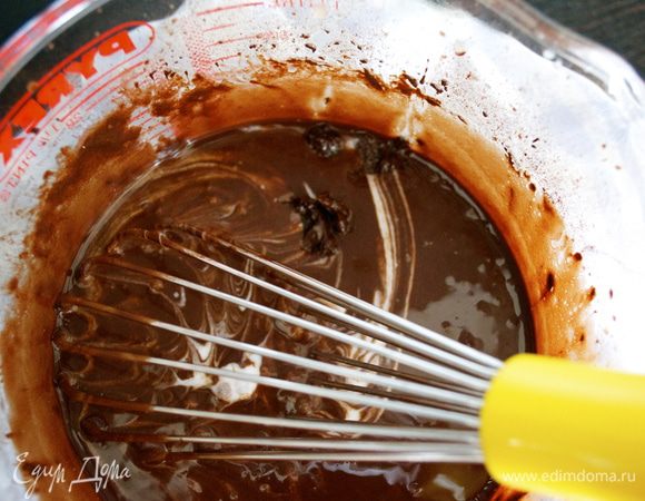 Следом добавить целое куриное яйцо, яичный белок и кефир. Снова перемешать. 