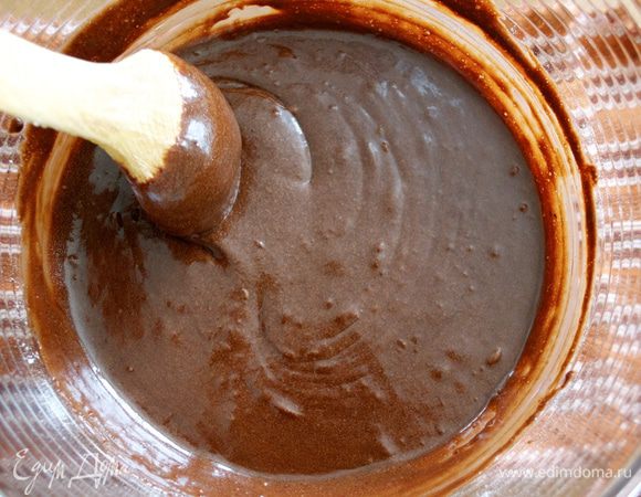 Смешать жидкую массу с сухими ингредиентами и снова размешать. Тесто получится достаточно жидковатым.  