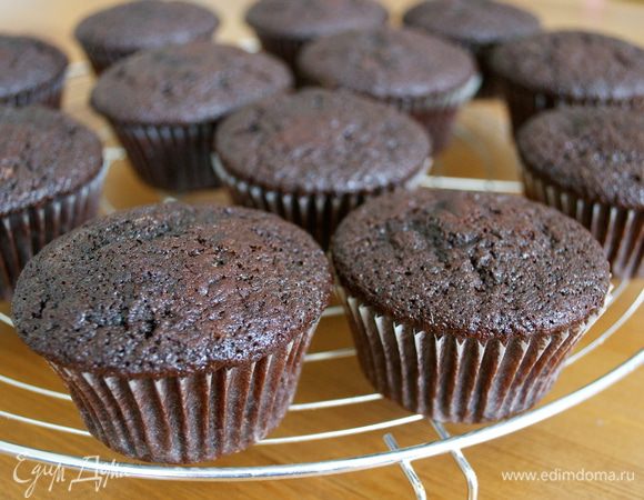 Достать кексики из формы и дать им полностью остыть на решетке. Они получились практически идеальной одинаковой формы! 