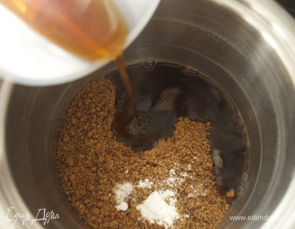 Заварить 2 пакетика чая  Эрл Грей в половине стакана кипятка. Дать настояться и немного остыть. Затем для крема смешать в небольшой кастрюльке плотно упакованный коричневый сахар, винный камень - тартар (за неимением можно заменить на равнозначное количество лимонного сока или винного уксуса), соль и половину заваренного чая. Перемешать и поставить смесь на средний огонь. Сахар должен полностью раствориться, сироп должен достигнуть температуры кипения примерно 118 С. 