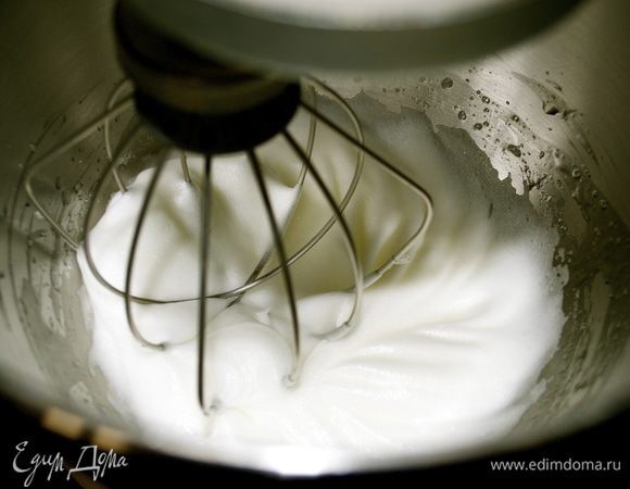 В чашу миксера положить 2 белка и начать взбивать. Как только белки достигнут мягкой консистенции, начать струйкой вливать горячий сироп, не прекращая взбивать белки... 