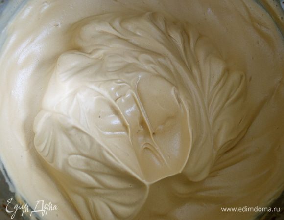 Добавить по чайной ложке оставшийся чай. Взбить крем до устойчивых пиков. У меня крем получился такого коричневатого оттенка... Не столько из-за чая..., сколько, как мне кажется, из-за темного сахара... 