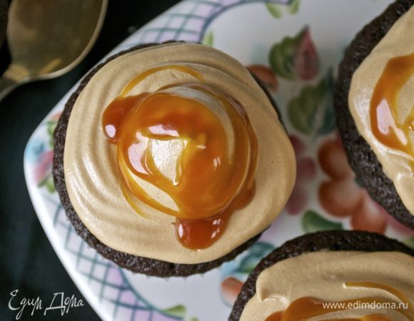 Украсить капкейки кремом. А сверху полить немного соленой карамелью! 