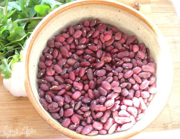 Фасоль помыть, залить холодной водой, поставить на средний огонь, после закипания огонь убавить до минимума. Воды должно быть много, она будет постепенно выпариваться в процессе готовки. Варить примерно часа 2. Посолить. Фасоль в конце варки не должна разламываться на кусочки, а должна быть мягкой, разминаться пальцами легко. Если потребуется долить воду, то надо добавлять горячую. После выпаривания жидкости в конце варки ее остается примерено  чуть меньше уровня фасоли. Жидкость не сливать. Это можно сделать, если ее больше требуемого количества. В идеале надо будет использовать жидкость с половины уровня покрытия фасоли или взять чуть больше.