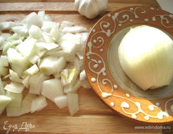 Большую луковицу почистить, разрезать на половинки. Одну из половинок порезать, как на фото, на кусочки среднего размера, и добавить к фасоли в начале варки. Можно взять 2 средние луковицы, одну из них порезать соответственно.