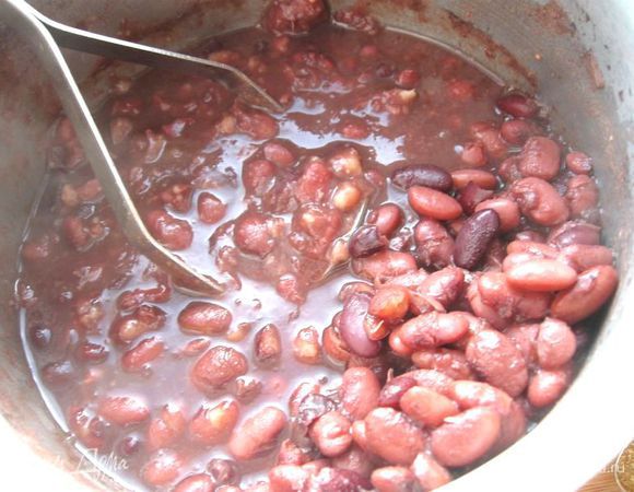 После окончания варки фасоль вместе с жидкостью размять так, чтобы половина бобов осталась целой, половина – размятой. В результате должно получиться не пюре, а густой соус и целые фасолины.