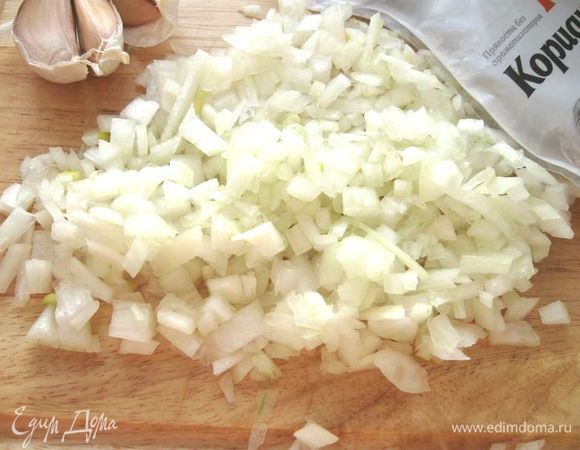 Другую половинку луковицы мелко порезать.