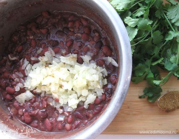 Лук обжарить на растительном масле до прозрачности. Добавить к фасоли, перемешать.