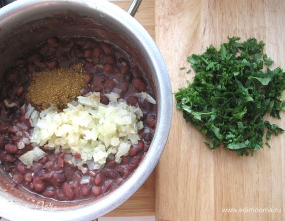 Зелень помыть, порезать.  Добавить к фасоли хмели – сунели.