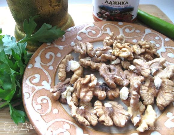 Орехи размять в ступке.