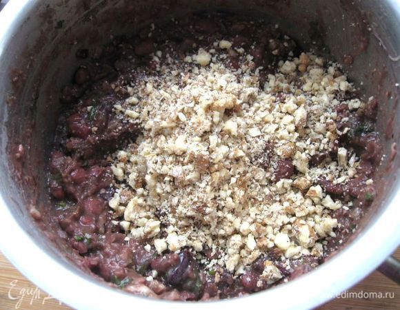 Добавить к фасоли. Перемешать. Охладить блюдо.