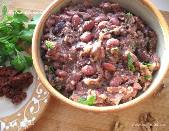 Подавать с аджикой, зеленью, лавашем или мчади. Приятного аппетита!