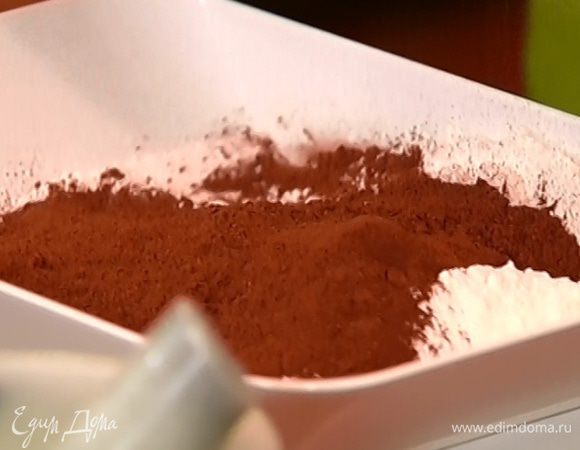 Муку соединить с какао, солью и разрыхлителем.