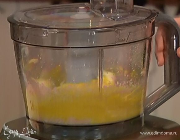 Предварительно размягченное сливочное масло с сахаром взбить в комбайне.