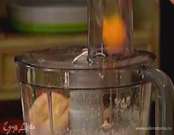 Не выключая комбайна, добавить яйцо.