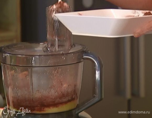 Всыпать половину муки с какао и взбить еще немного.