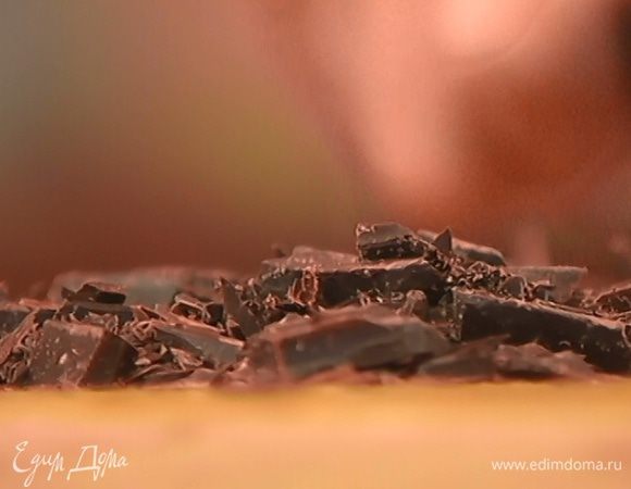Шоколад порезать небольшими кусочками.
