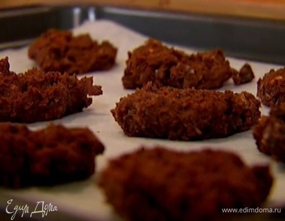 Сформировать из теста шарики, выложить на противень и слегка приплюснуть.