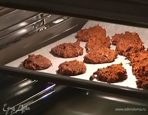 Выпекать в разогретой духовке 10–12 минут.