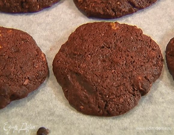 Готовое печенье посыпать сахарной пудрой.