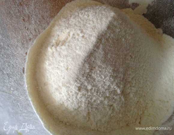 Муку просеять и смешать с разрыхлителем.
