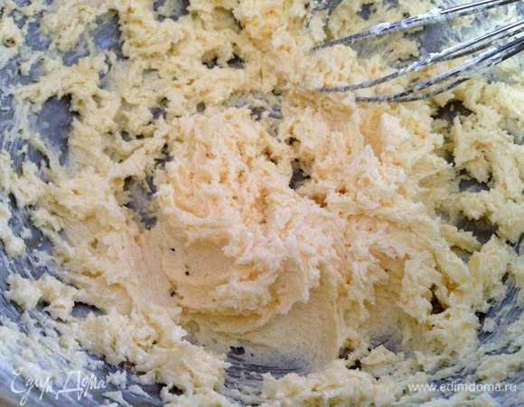 Масло, сахар и ванильный сахар растереть добела.
