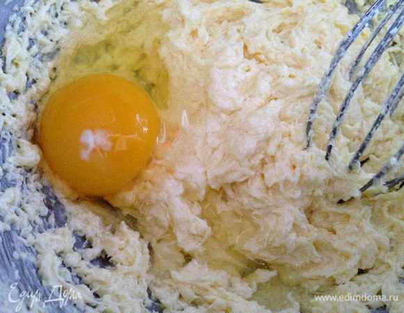 Вбить по одному яйца, взбивать до однородности.
