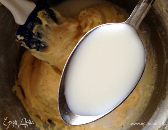 Постепенно добавляя муку, замесить тесто. Влить молоко. Хорошо взбить.
