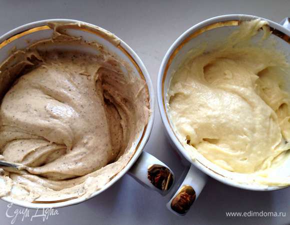 Разделить тесто на две равные части. В одну добавить кофе, хорошо вымесить (я добавляла чуть меньше кофе!).