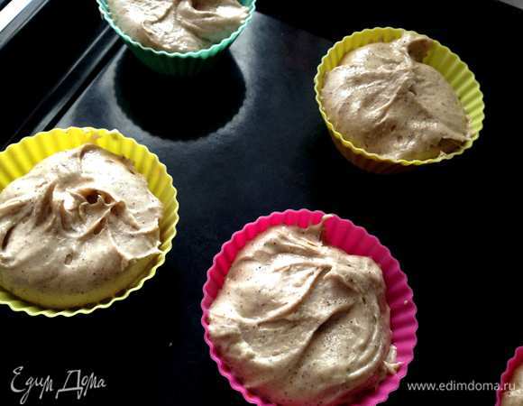 В формочки для кексов выложить 1 ст. л. белого теста, затем 1 ст. л. кофейного теста. Формочки наполнить тестом на 2/3 высоты, разровнять. Выпекать кексы 20-25 минут при температуре 180°С.
