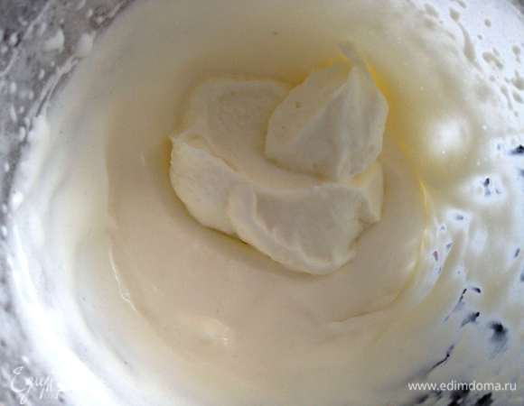 Тем временем приготовить крем. Сливки взбить с сахаром до мягких пиков. Затем аккуратно сливки смешать с  маскарпоне. Поставить в холодильник охладиться.

