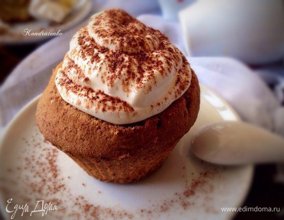 Готовые кексы полностью охладить.
С помощью кондитерского мешка украсить кексы кремом, сверху посыпать какао.
