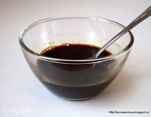 Кофе заварить кипятком, остудить до теплого состояния.
