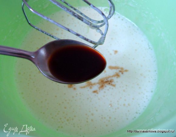 Яйца взбить с сахаром до пышной пены, не прекращая взбивать добавить кофе.
